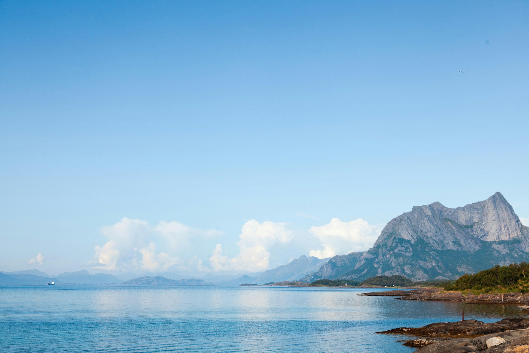Meer und Berge an der Küste bei Bodø