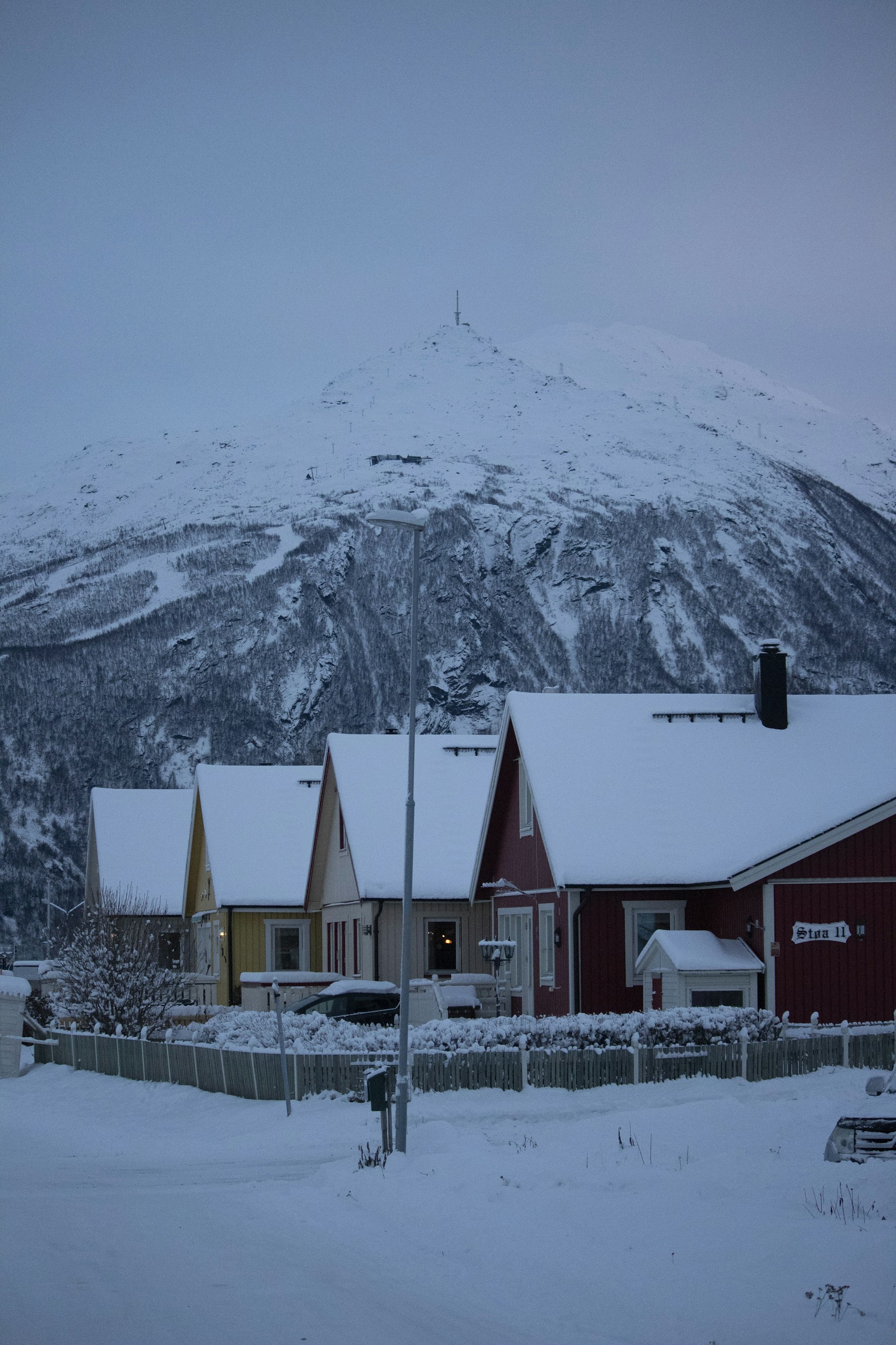 Verschneite Häuser und Berglandschaft in Narvik