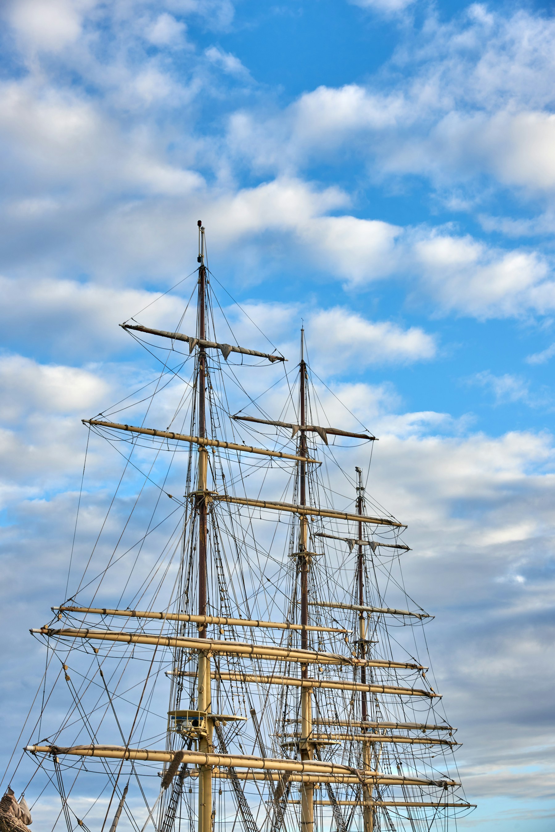 Segelschiff im Hafen von Kristiansand unter blauem Himmel