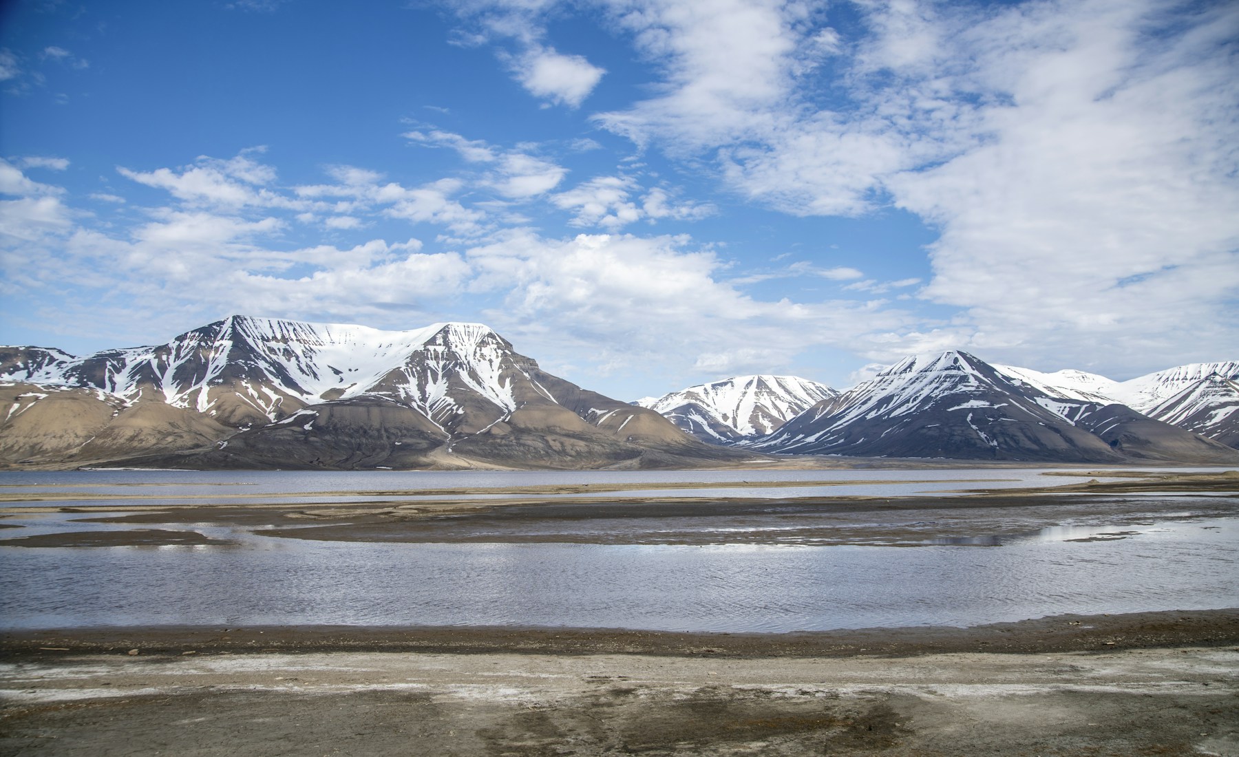 Schneebedeckte Berge am Fjord bei Longyearbyen