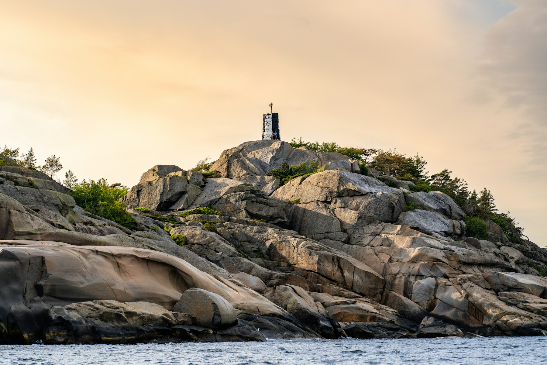Seezeichen Tønsberg Tønne auf felsiger Küste bei Sandefjord