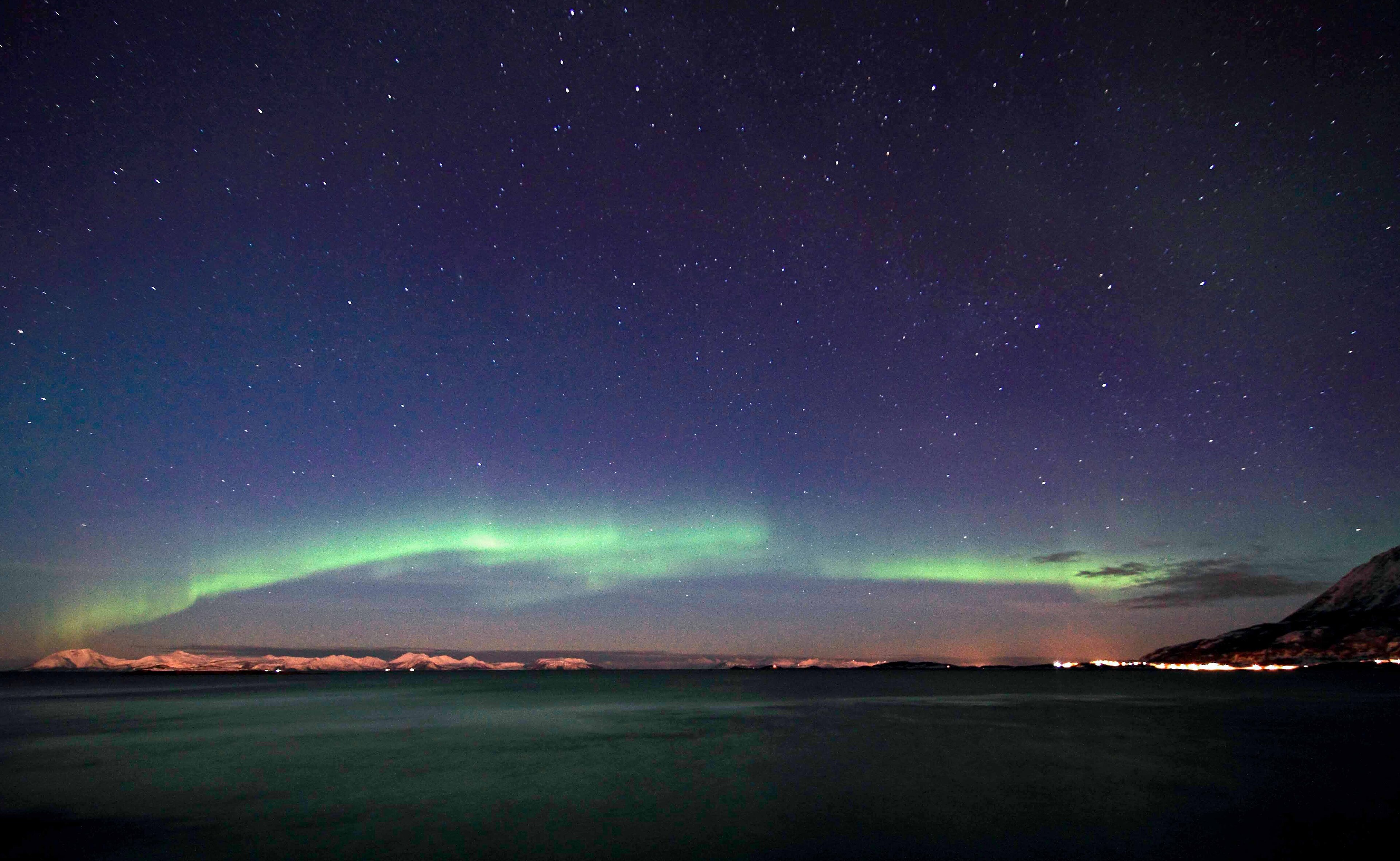 Grünes Nordlicht über dem Andfjord, aufgenommen bei Aun nahe Harstad
