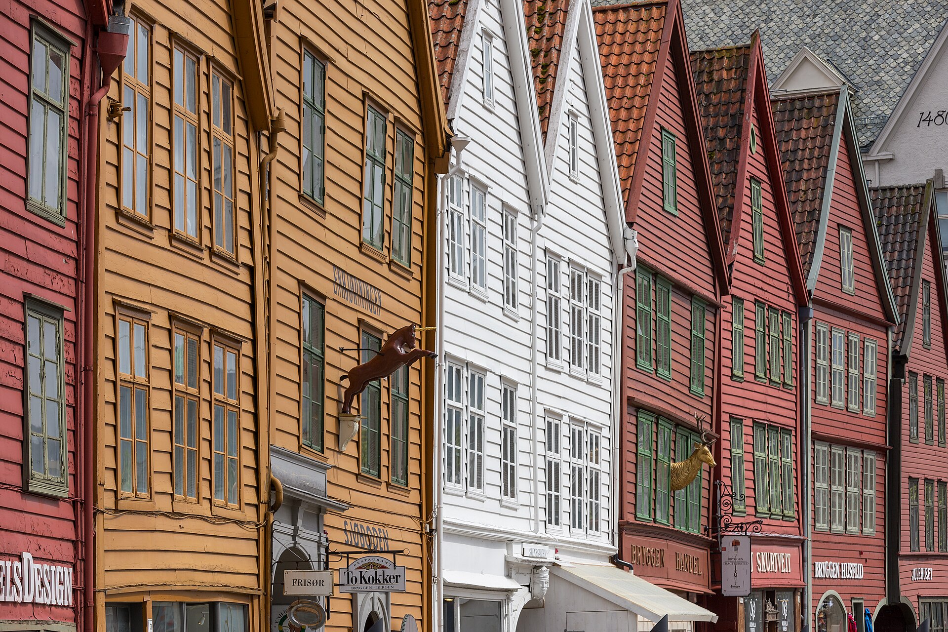 Bunte Holzfassaden im Hanseviertel Bryggen in Bergen