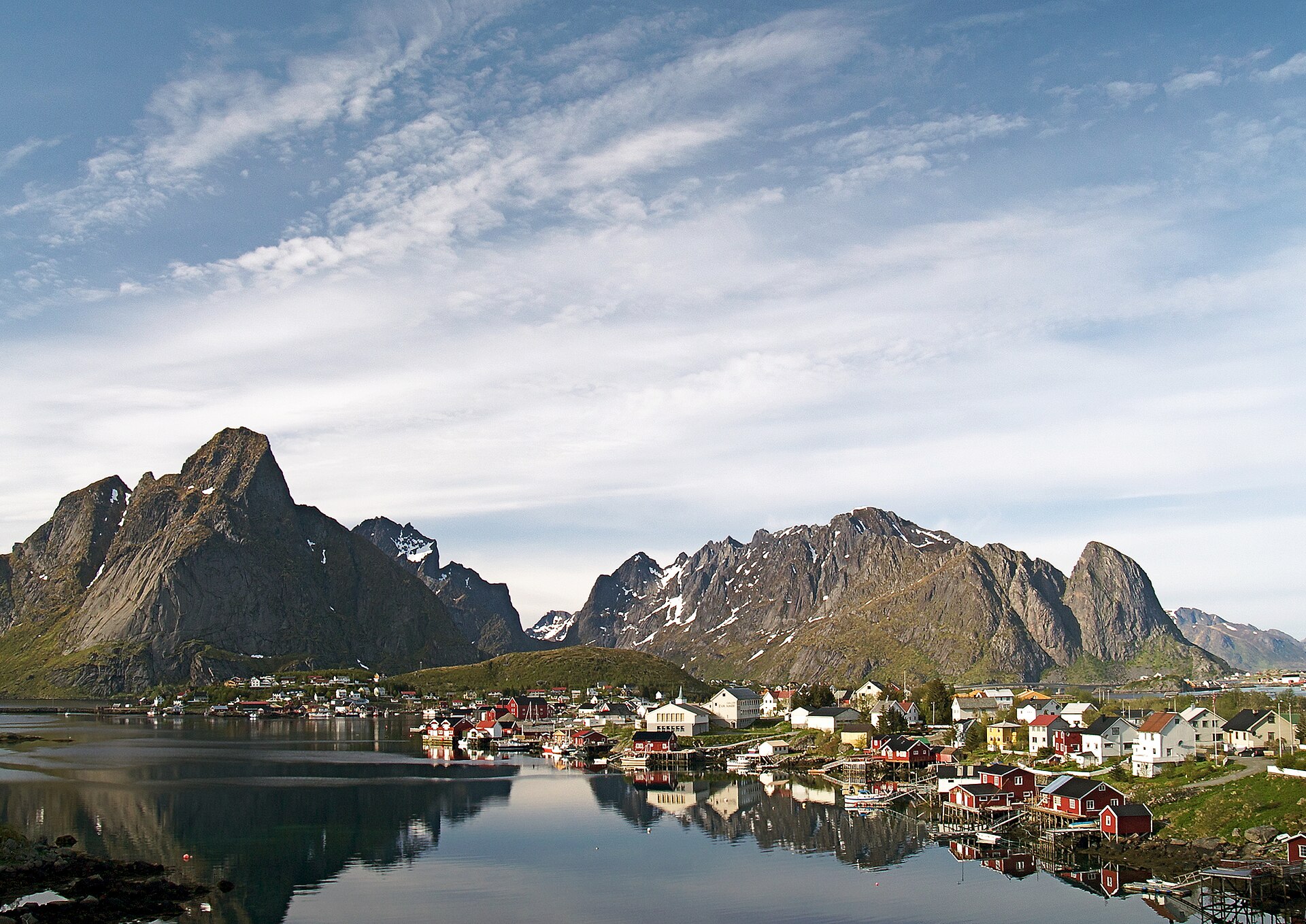 Reine auf den Lofoten mit Bergen und Spiegelungen im Wasser
