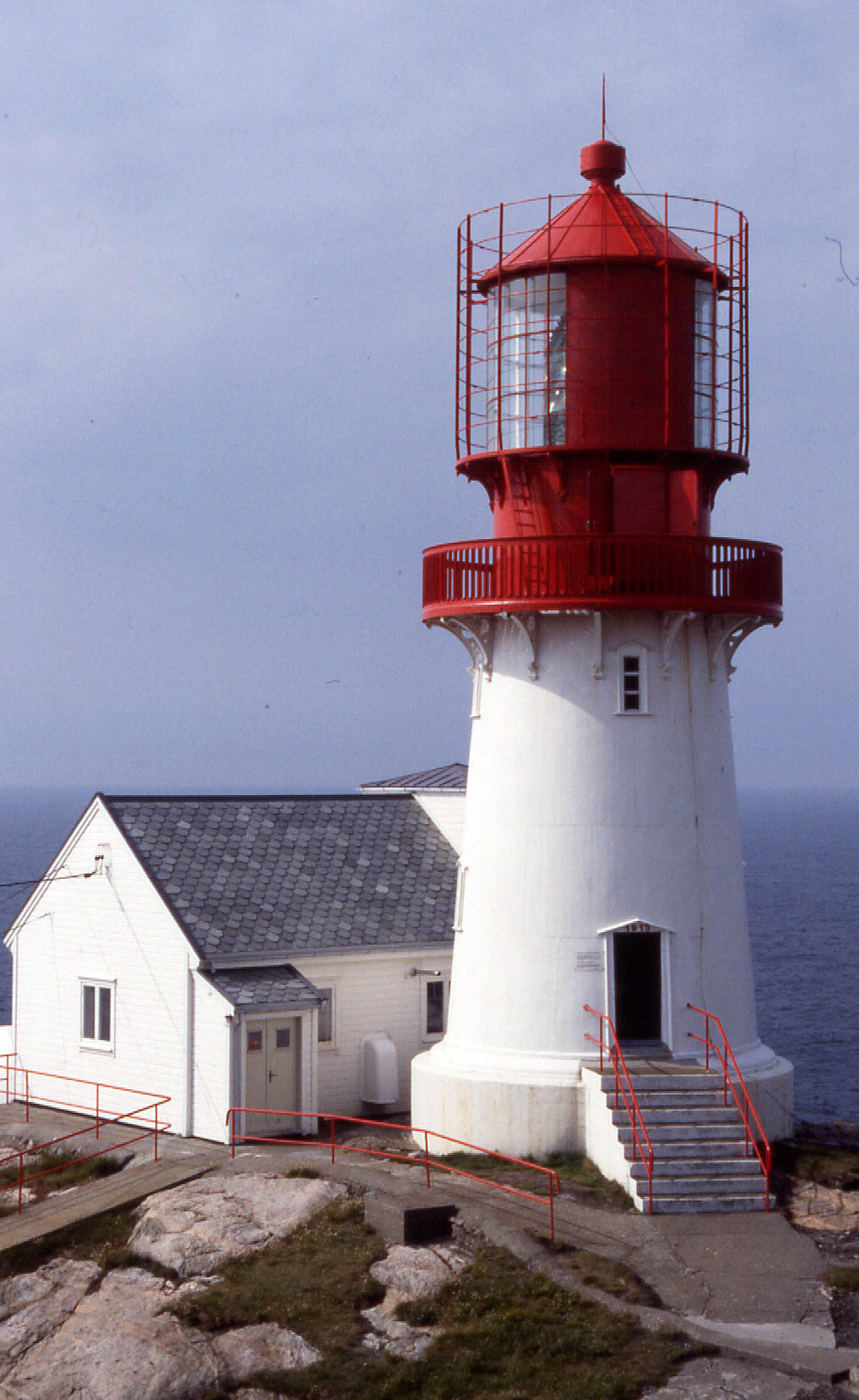 Weiß-roter Leuchtturm Lindesnes an Norwegens Südküste