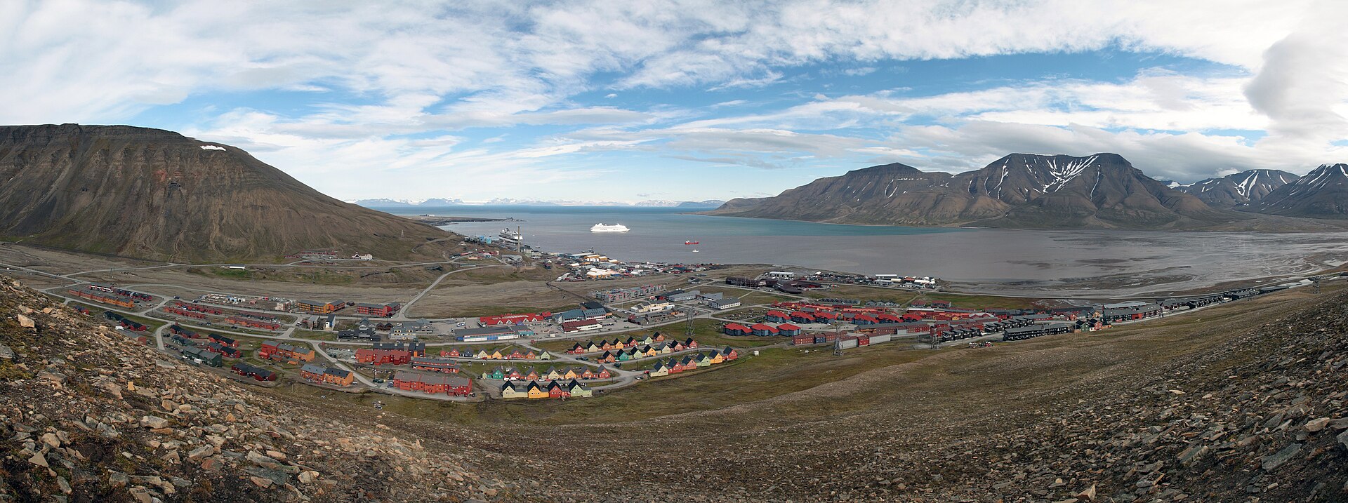 Blick über Longyearbyen auf Spitzbergen zum Fjord