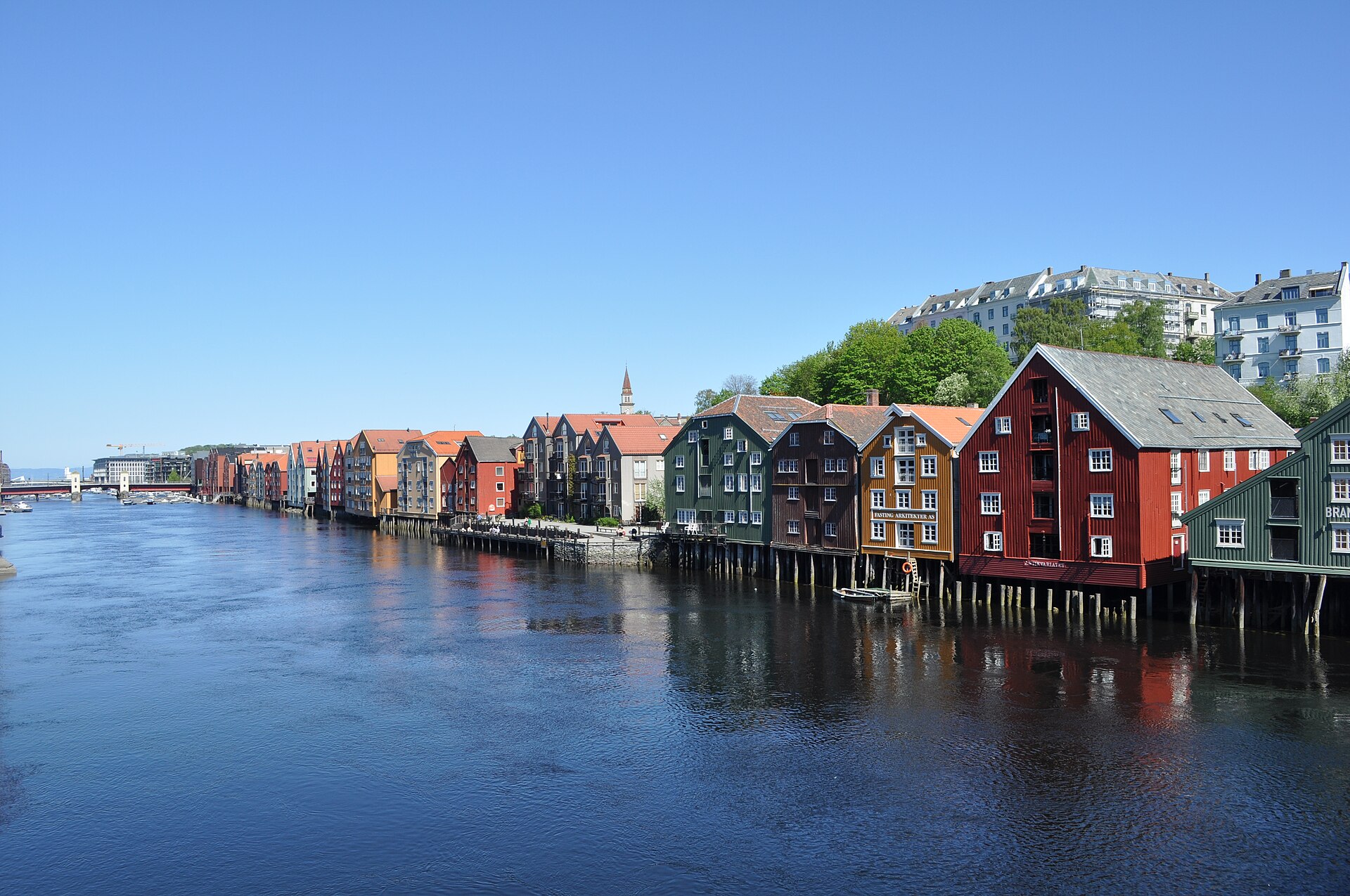 Bunte Speicherhäuser am Fluss Nidelva in Trondheim